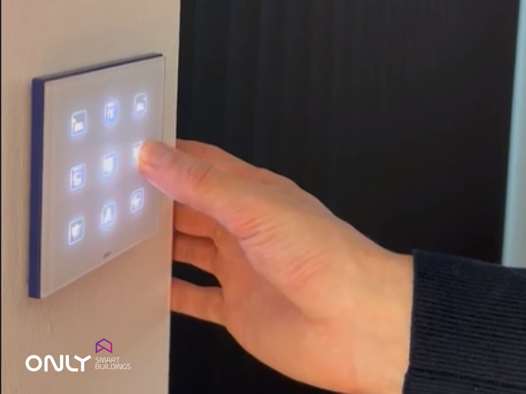 Como funciona a domótica - painel de controlo ONLY Smart Buildings